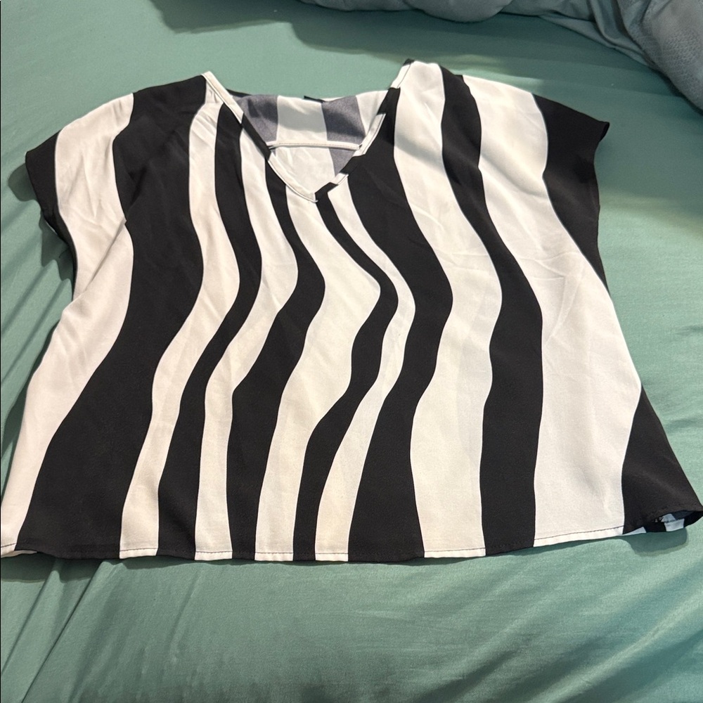 SHEIN Black and White Wavy Striped Tee